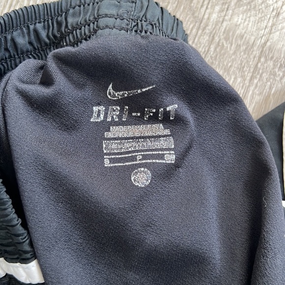 Nike shorts Woman’s size small - Picture 3 of 4